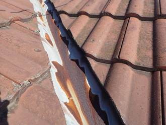 目黒区中目黒で台風で崩れた棟は釘の浮きや漆喰剥がれが見られました