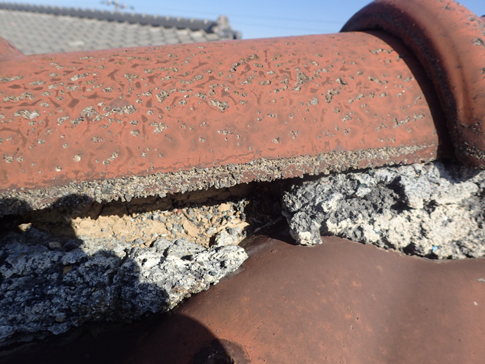 棟の漆喰が剥がれている