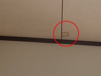 相模原市中央区田名で棟板金が外れ雨漏り発生、スレートの縁切りにも問題あり