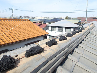 冠瓦を取り付けます