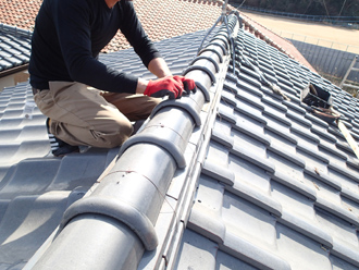 冠瓦を取り付け銅線で固定