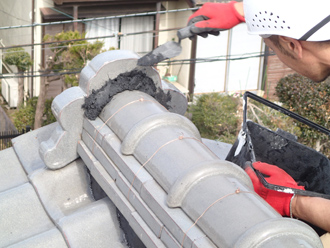 鬼瓦と棟瓦の隙間は南蛮漆喰で埋めます