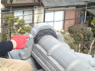 鬼瓦との取り合い部分は南蛮漆喰で埋めます