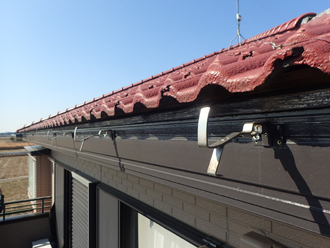 9ｍほどの雨樋が外れてしまっています