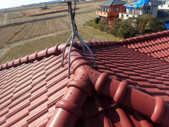台風被害を受けたセメント瓦の屋根