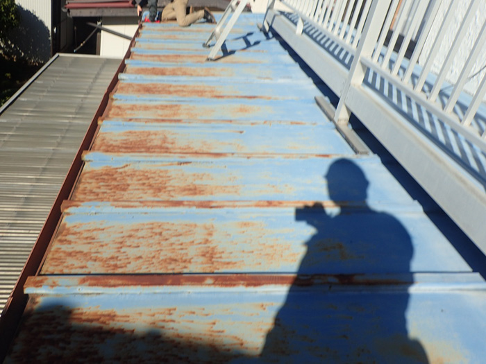 杉並区南荻窪で下屋の瓦棒屋根が腐食で穴が空き雨漏りが発生、屋根葺き替え工事のご提案