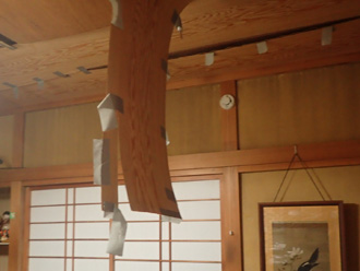 天井板が剥がれている