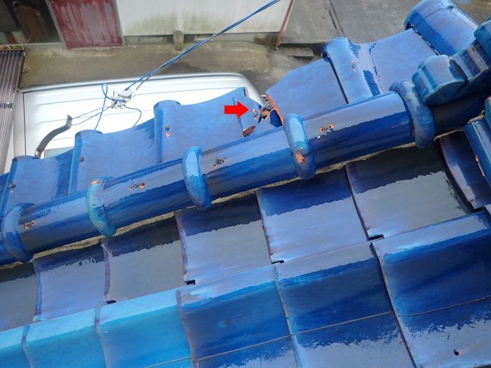 富里市立沢新田の台風被害で瓦が割れたことから雨漏りが発生