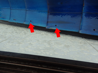 瓦を固定する銅線が切れている