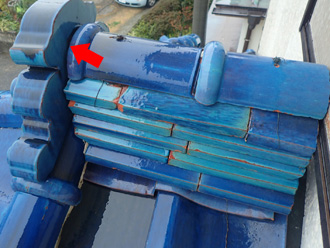 鬼瓦が外れかかっている