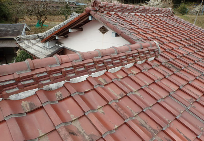 足柄上郡中井町で瓦屋根のご自宅の雨漏りを棟瓦取り直し工事と瓦屋根葺き直し工事で解決。ラバーロック工法はメリットだけではない？