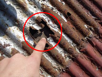 錆びによって穴が開いてしまった金属屋根