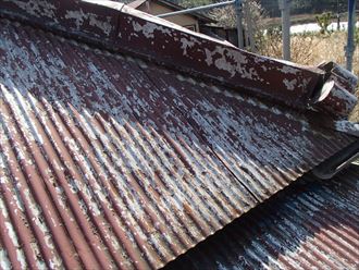 赤さびが目立つトタン屋根