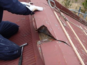 捲れた棟板金の撤去