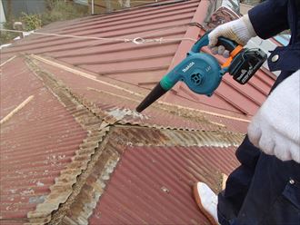 棟板金撤去後にゴミを取り除く