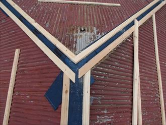 防水シートの上に貫板の設置が完了