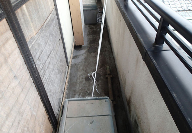 ベランダの防水層が劣化し雨漏りを引き起こしていました