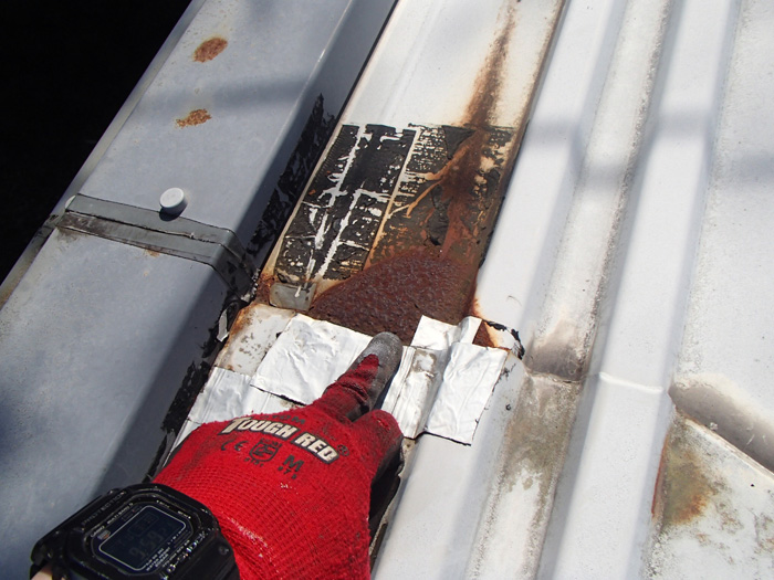 錆びが酷い車庫の屋根