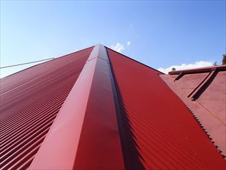 ガルバリウム鋼板と棟板金を設置
