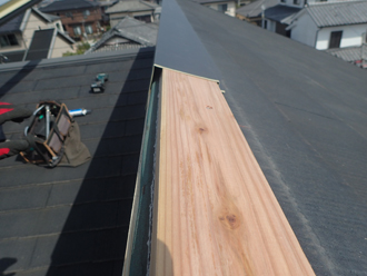 貫板を取り付けガルバリウム鋼板で覆い固定