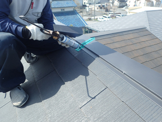 棟板金の継ぎ目をコーキング材で処理