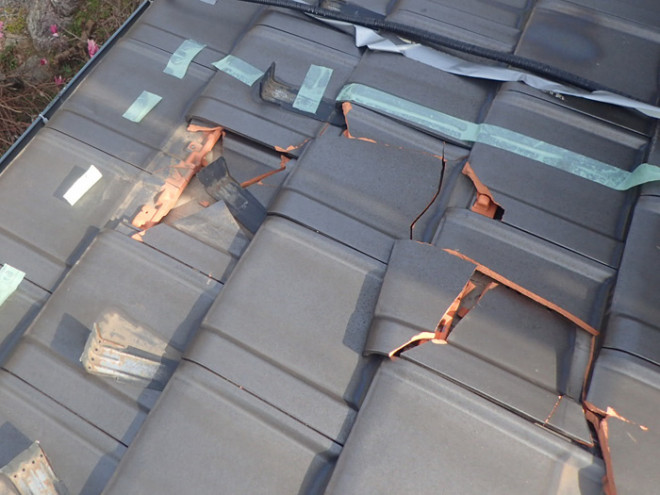 屋根の瓦が強風で割れている