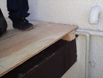 我孫子市新木野にて玄関ポーチ屋根からの雨漏りを板金カバー工事で改善