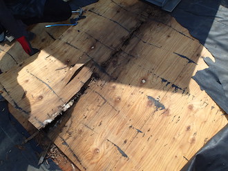 腐食した野地板を剥がす