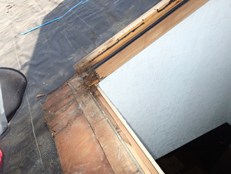 天窓付近の枠が濡れている