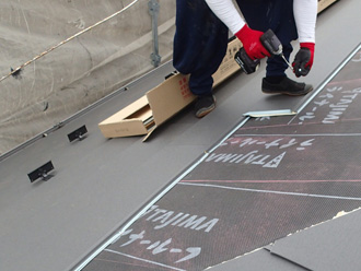 屋根葺き替え工事　屋根材設置