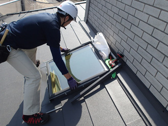 屋根葺き替えと天窓取り付け