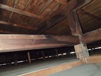 天井裏にできた雨染み