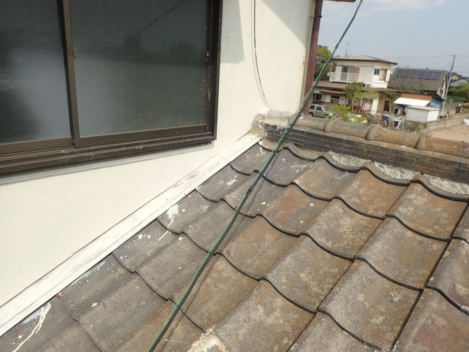 屋根材はセメント瓦です