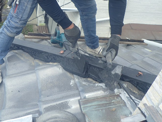 柏市名戸ケ谷で棟瓦取り直し工事と外壁取り合い部分の補修