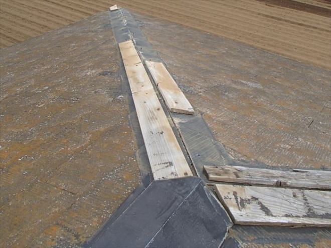 八街市八街はにて棟板金が飛散し雨漏りを起こしてしまったスレート屋根材を調査