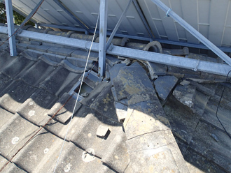 太陽光パネル周辺の瓦が割れてしまっています