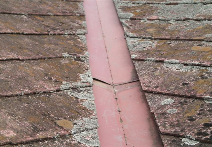 谷板金が原因による雨漏りにご注意！｜雨漏りリスクが高い理由やその発生原因をご紹介