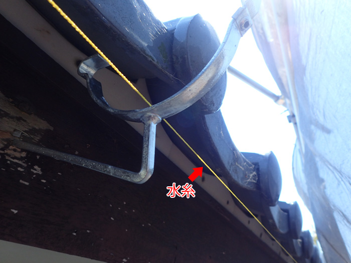 雨樋交換工事　水糸をガイドに取付金具を設置