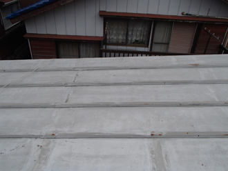 雨漏りしている金属屋根