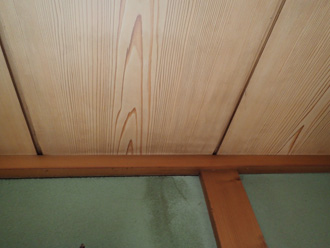 壁に確認できる雨漏りの染み