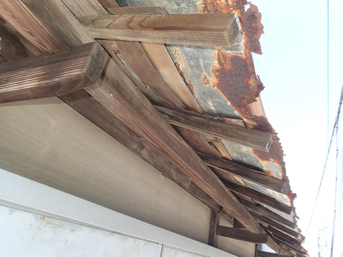 霧除けが腐食している