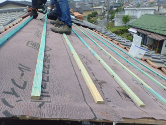 屋根ふき直し工事　桟木取り付け