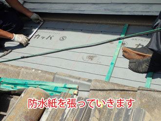 防水紙を張っていきます