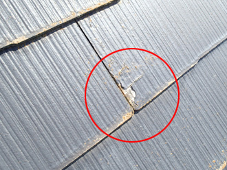 スレートの塗膜が剥がれている