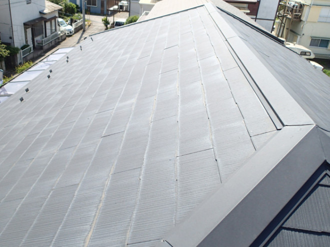 スレートが浮いている屋根