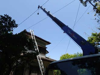 太陽光パネルはクレーンで吊り上げます