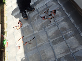 外れた棟瓦が下屋に落下して瓦が割れている