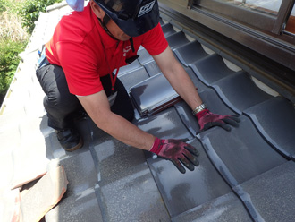 横浜市鶴見区北寺尾で台風で割れた下屋の瓦の部分交換