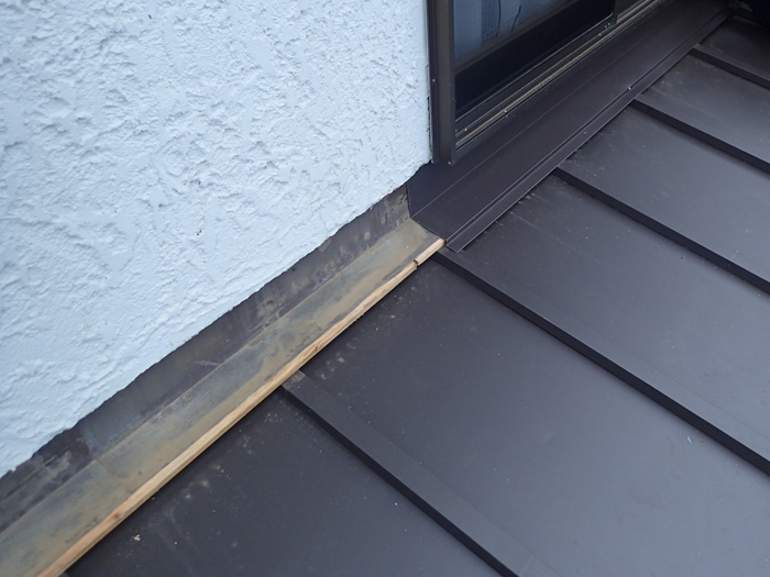 外壁と屋根の取り合い部分の板金施工