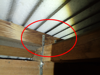 波板スレートからの雨漏りによる雨染み